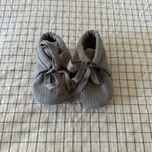 Quincy Mae Dusty Blue Ribbed Baby Booties